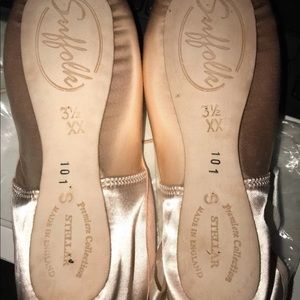 Suffolk Stellar Pointe shoes size 3.5xx